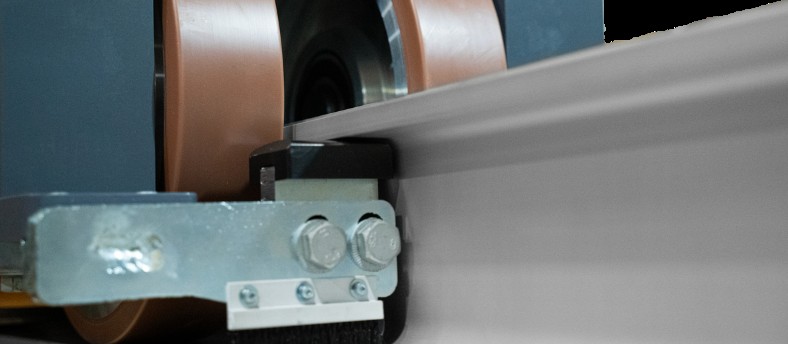 Ruedas principales de poliuretano de alto rendimiento sobre el carril de aluminio de un transelevador