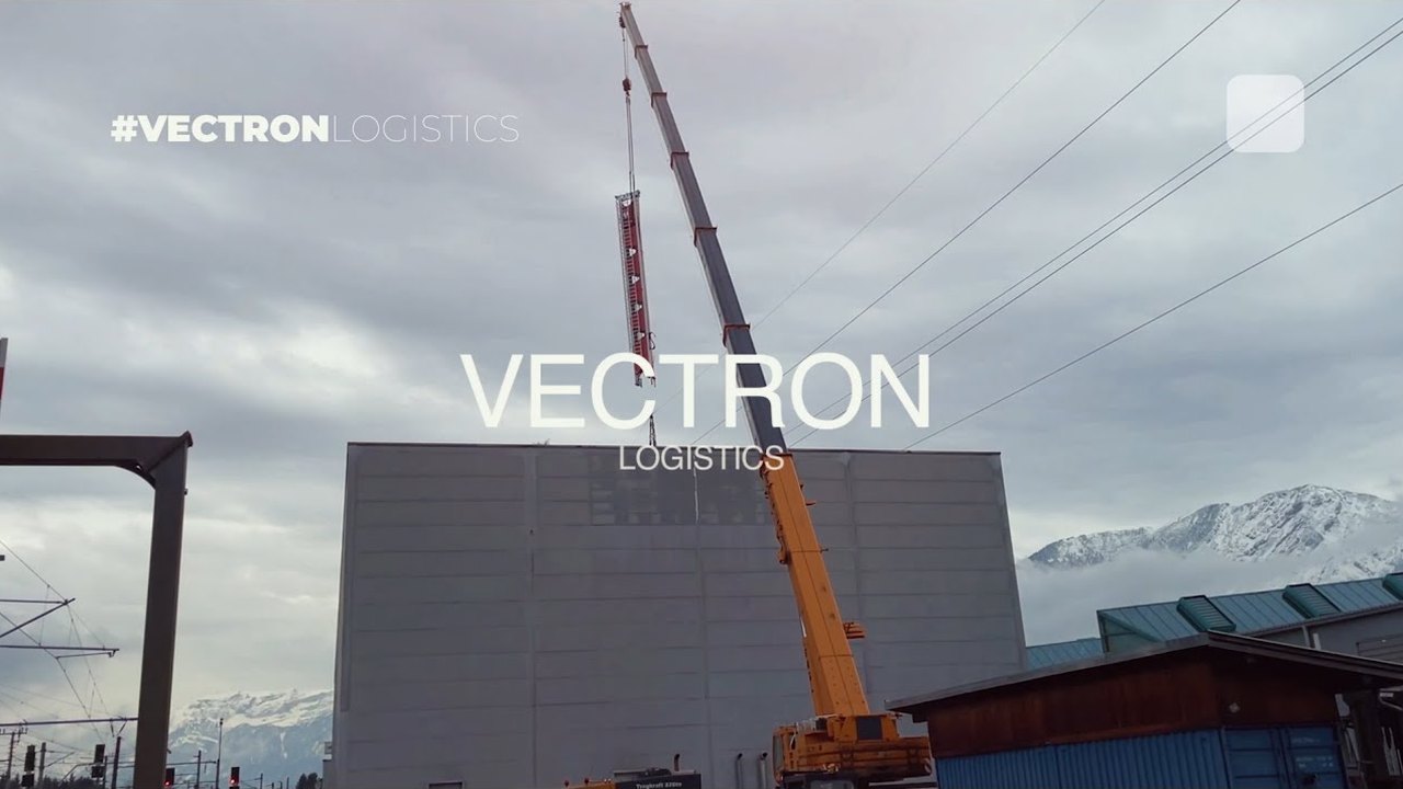 Imagen del vídeo: grúa delante del almacén